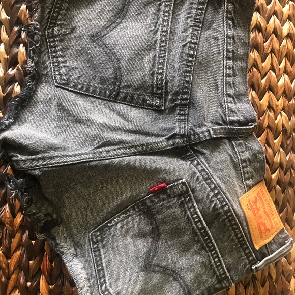 Levi’s cut off raw hem in trashed black - Picture 1 of 2